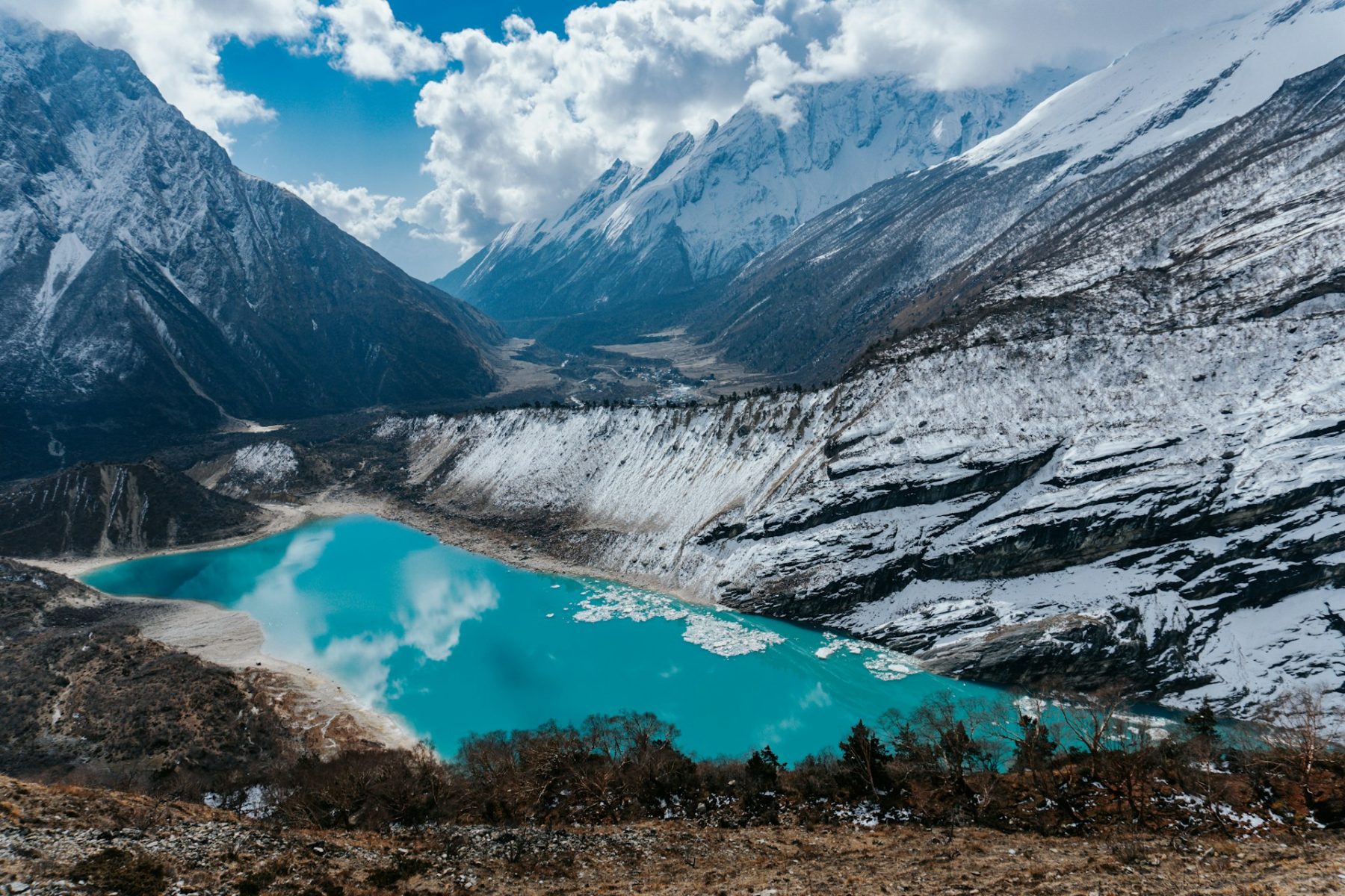 Een bergmeer in het Manaslu Circuit in Nepal