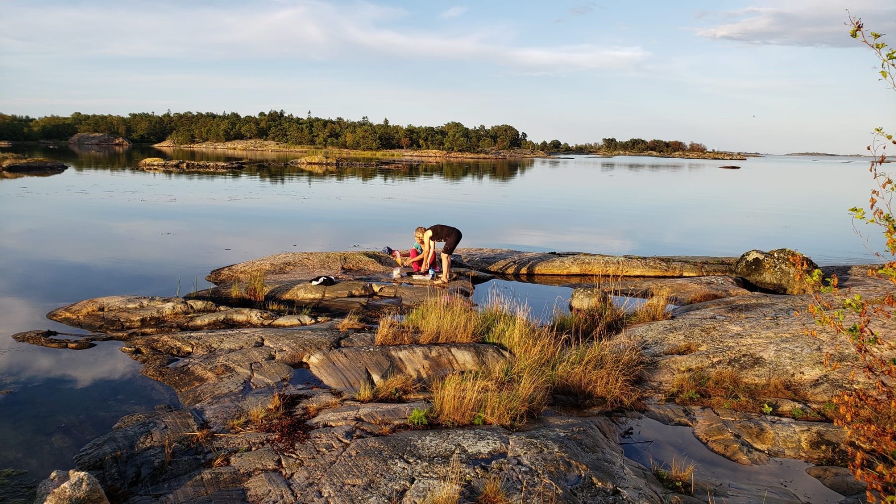 Zweden archipel Stockholm, mensen aan het water.
