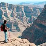 Uitzicht over Oman's Grand Canyon Wadi Nakhr tijdens een hike in Oman.