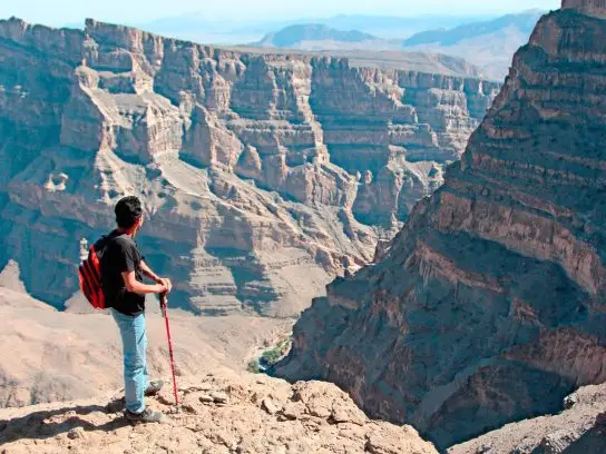Uitzicht over Oman's Grand Canyon Wadi Nakhr tijdens een hike in Oman.