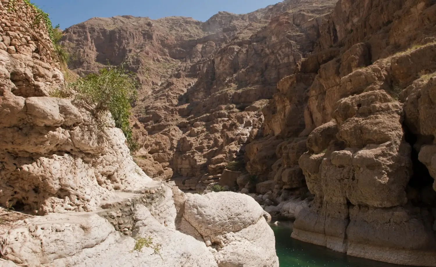 Een plek in Wadi Shab waar je langskomt tijdens een hike in Oman.
