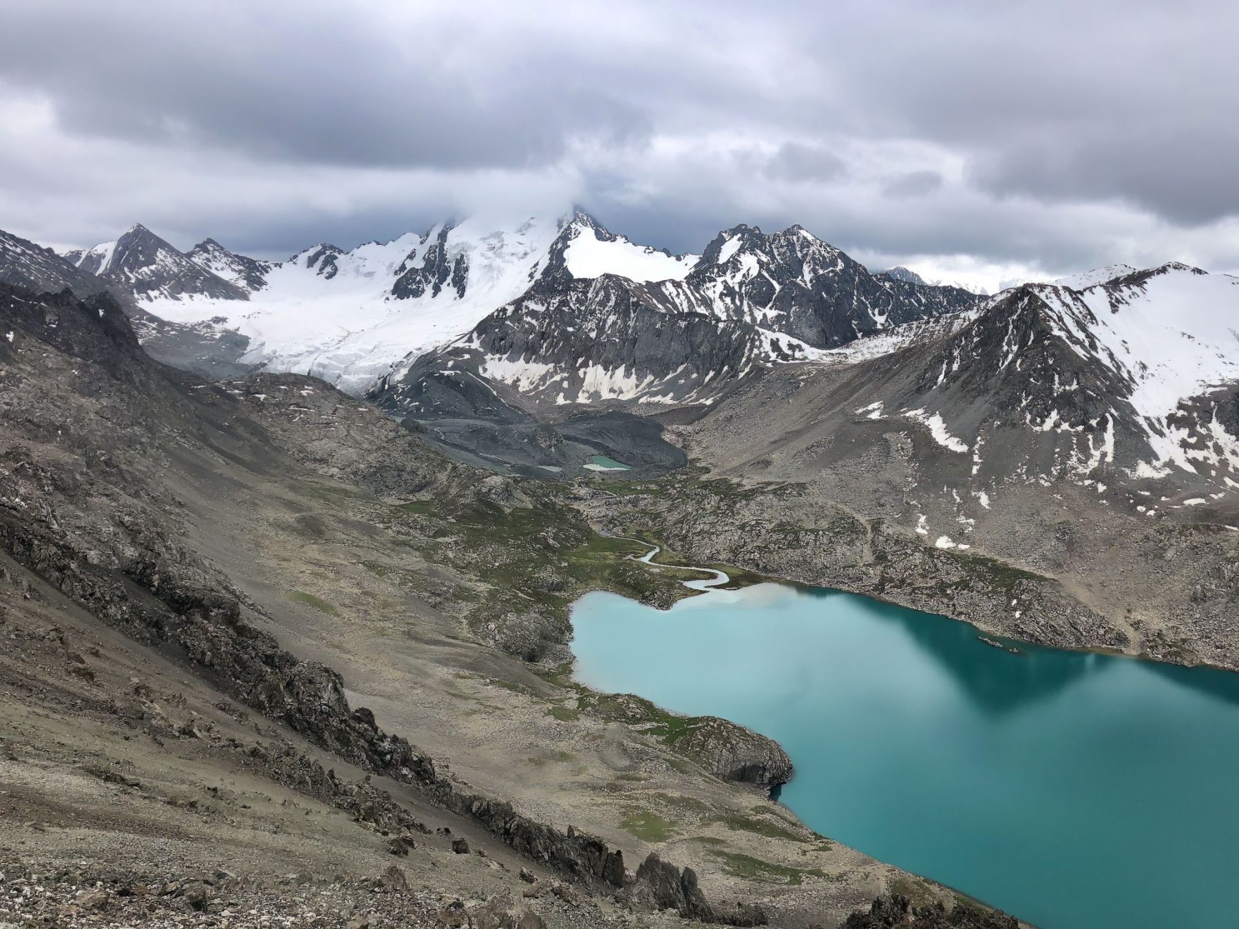 Hiken in Kirgizië langs het Ala Kul meer