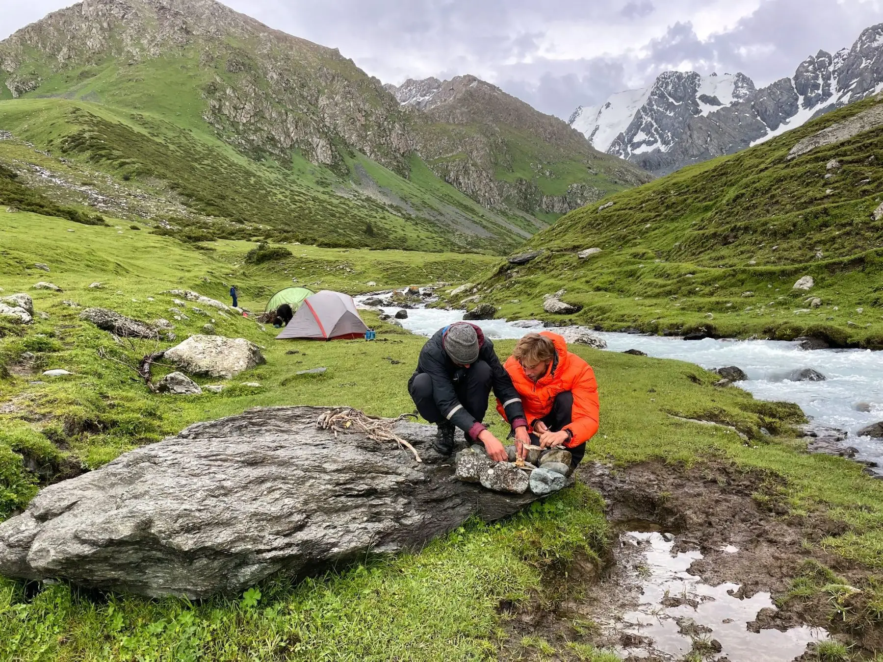 Wildkamperen in Kirgizië langs een gletsjerrivier