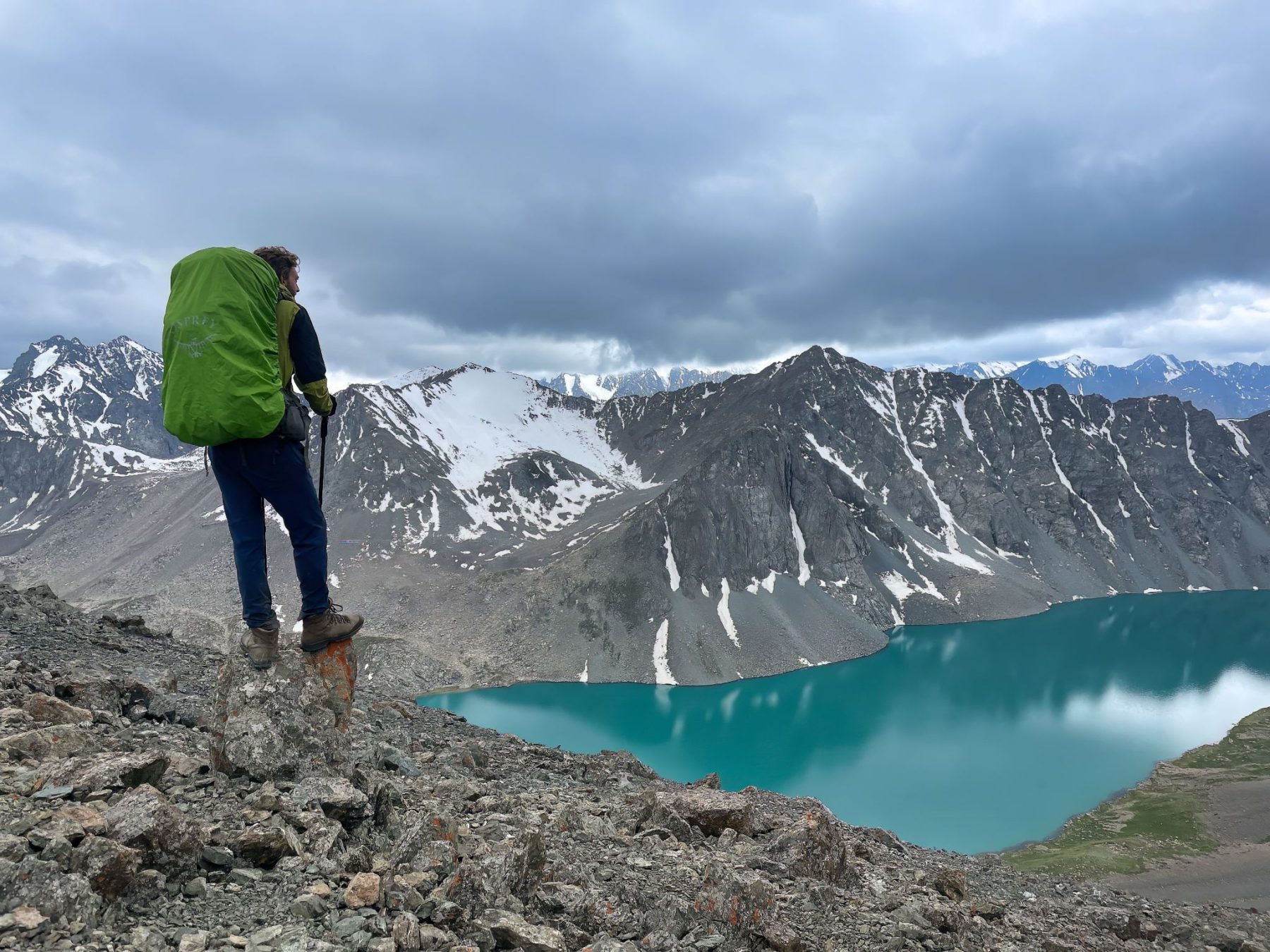 Hiken in Kirgizië met een uitzicht over een turquoise meer