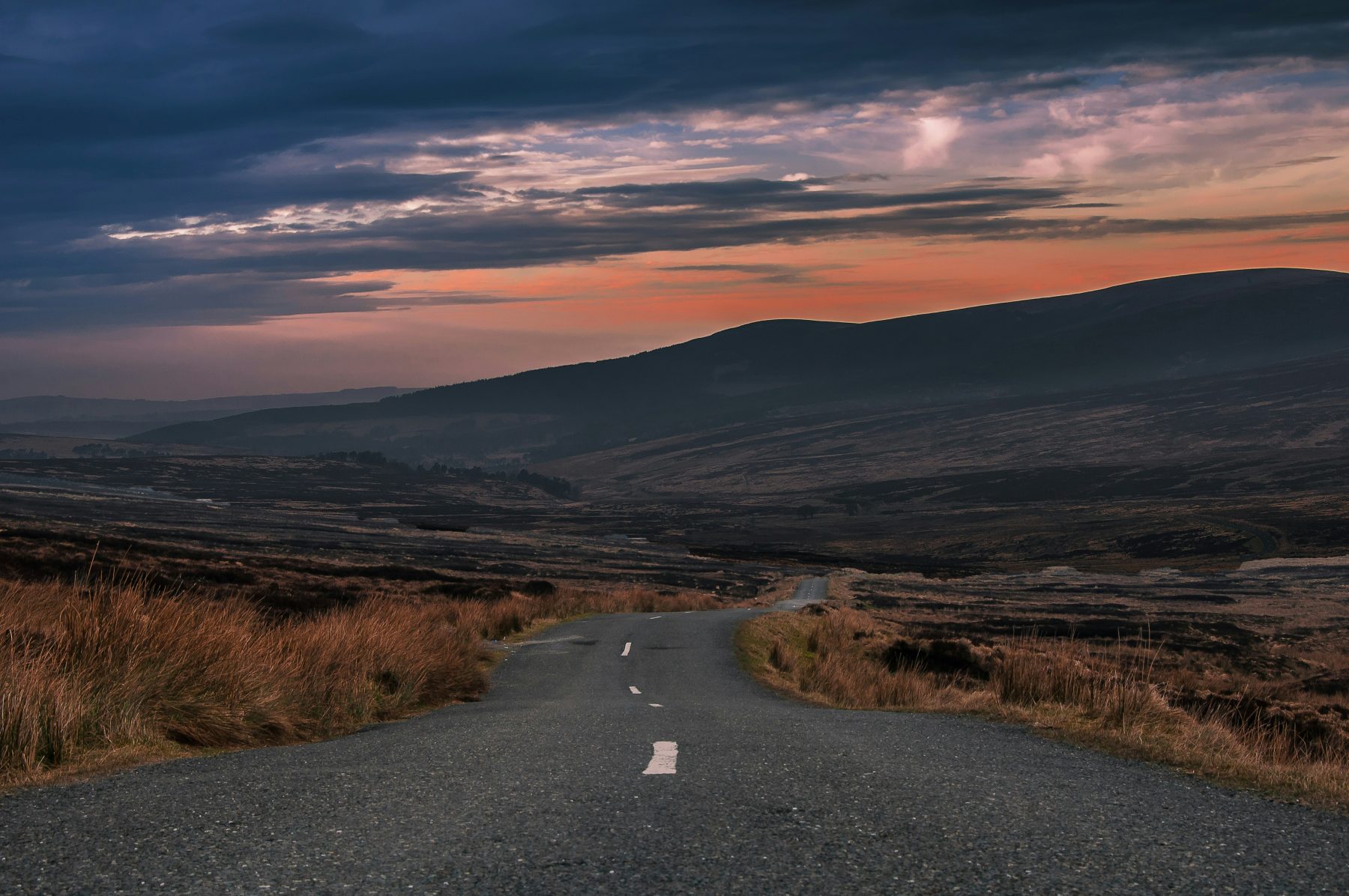 Een weg door Wicklow, waar de Wicklow Way zich bevindt.