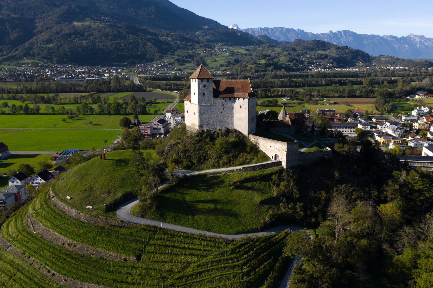 Burg Gutenberg met het Rijndal op de achtergrond - Liechtenstein Trail