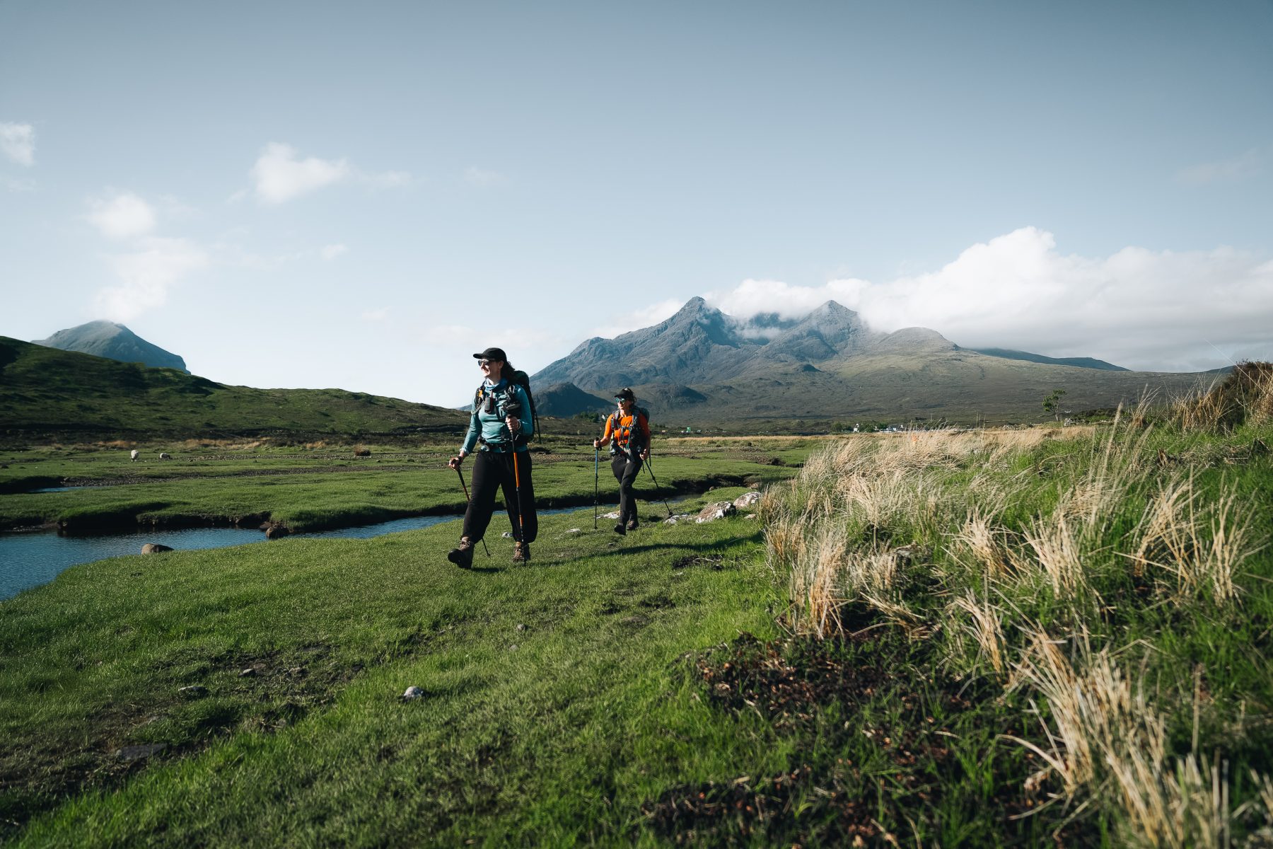 Hiken tijdens de Scotland Trail met vrolijke mensen