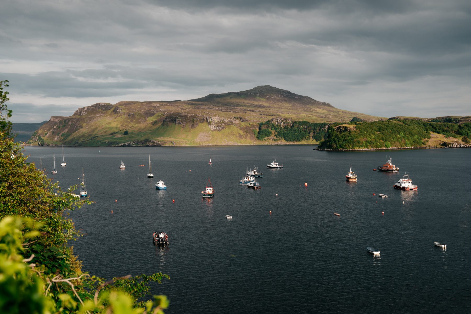 Boten in het water bij Portree, Skye