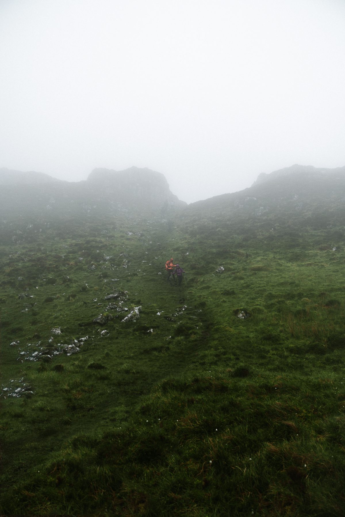 Hikers wandelen in de mist op Skye, Schotland