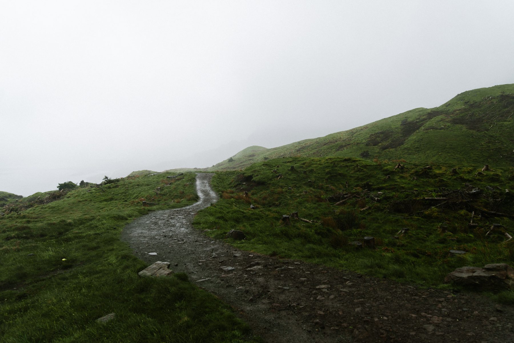 Mist tijdens de wandeling naar The Old Man of Storr op Skye in Schotland tijdens The Scotland Trail