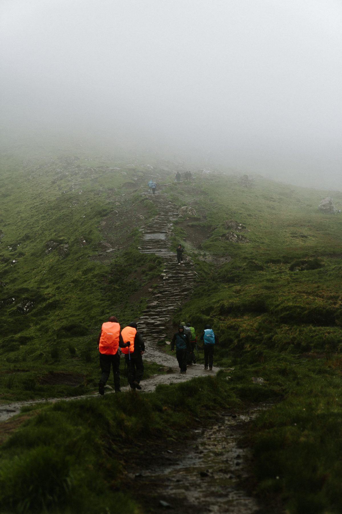 De vele trappen in de mist die leiden naar The Old Man of Storr in Schotland