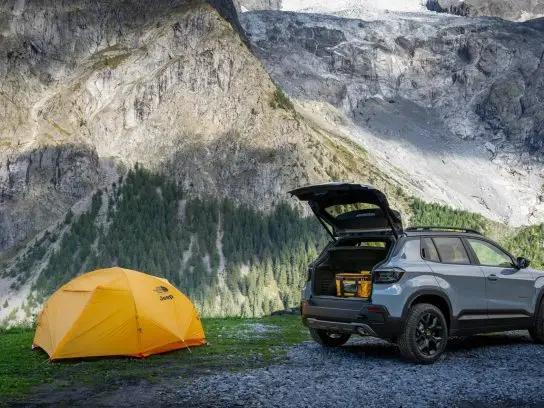 Jeep Avenger 4xe The North Face met tent