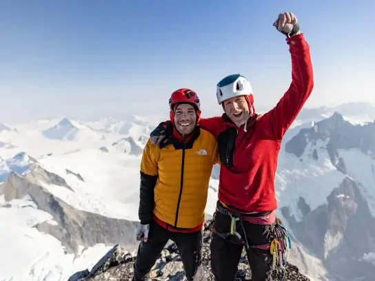 Alex Honnold en Tommy Caldwell vieren feest op de top van de Devil's Thumb.