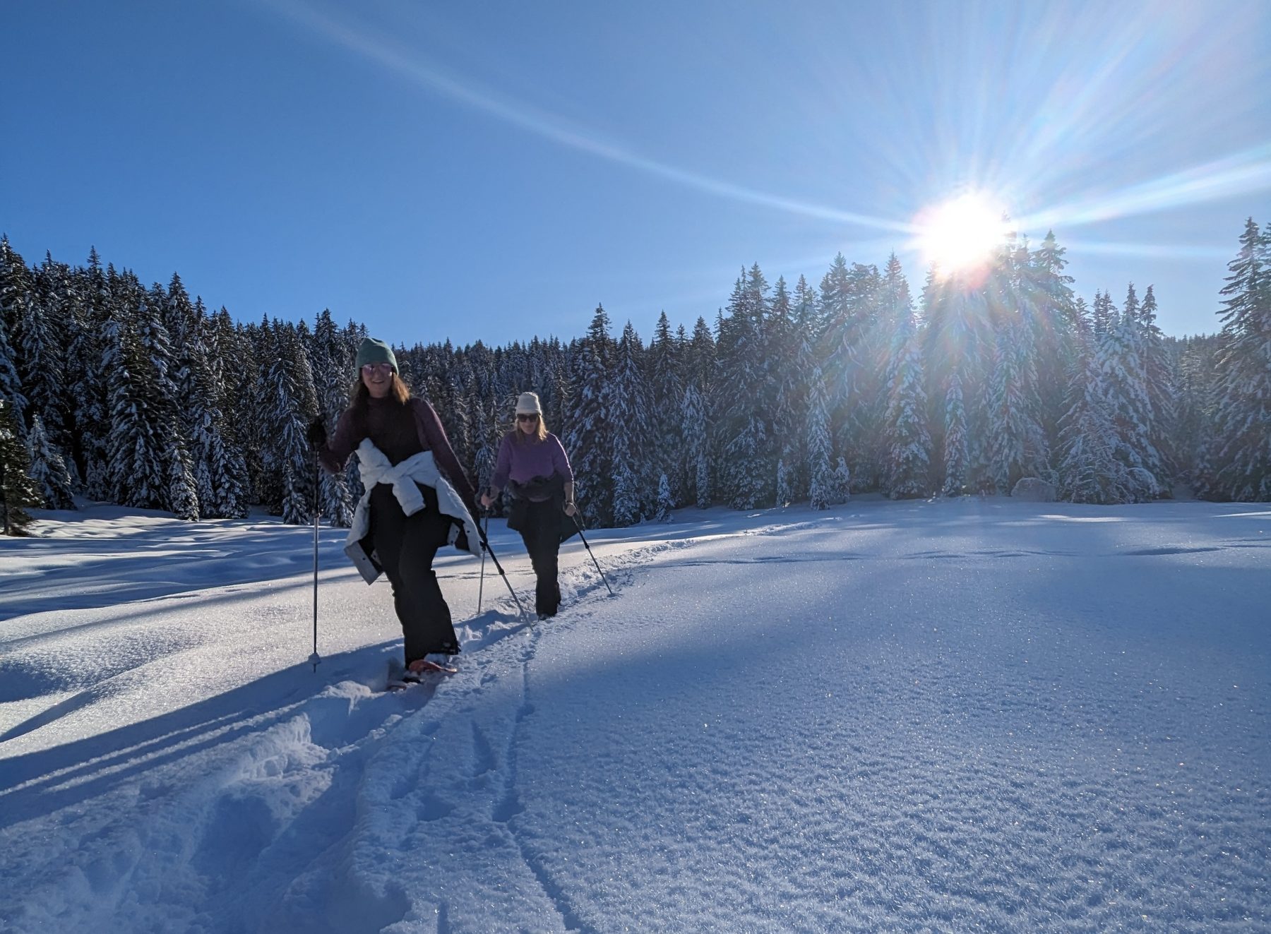 Twee mensen tijdens een snowshoe hike in de Franse Alpen.